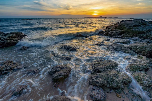 在泰国帕塔亚 海浪在日落中撞击岩石 — 图库照片