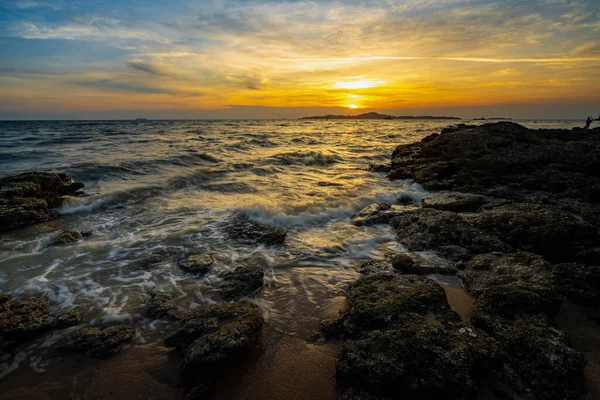 Las Olas Del Mar Estrellaron Contra Las Rocas Atardecer Pattaya — Foto de Stock