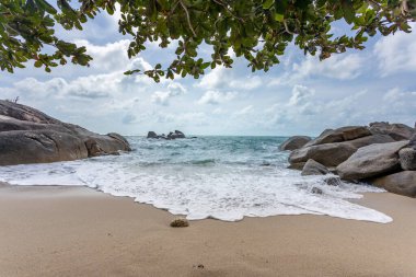 Güneşli gökyüzü olan tropik plajdan deniz manzarası. Koh Samui adasının yaz cenneti plajı. Tropikal sahil. Tayland 'da tropik deniz. Ufukta bulutlar olan egzotik yaz plajı. Okyanus kumsalı, rahatla, dışarı çık.