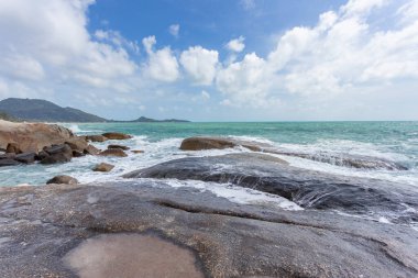 Koh Samui Adası 'ndaki Hin Ta Hin Yai Büyükbabası ve Büyükanne Kayası' nın deniz manzarası. Görünmez ve şaşırtıcı Tayland..