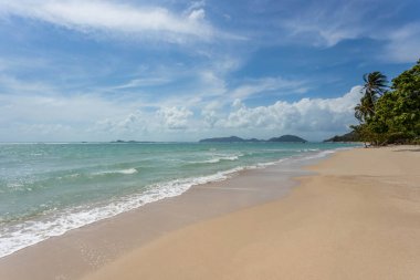 Güneşli gökyüzü olan tropik plajdan deniz manzarası. Koh Samui adasının yaz cenneti plajı. Tropikal sahil. Tayland 'da tropik deniz. Ufukta bulutlar olan egzotik yaz plajı. Okyanus kumsalı, rahatla, dışarı çık.