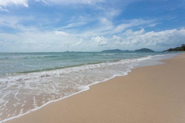 Güneşli gökyüzü olan tropik plajdan deniz manzarası. Koh Samui adasının yaz cenneti plajı. Tropikal sahil. Tayland 'da tropik deniz. Ufukta bulutlar olan egzotik yaz plajı. Okyanus kumsalı, rahatla, dışarı çık.