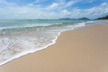Güneşli gökyüzü olan tropik plajdan deniz manzarası. Koh Samui adasının yaz cenneti plajı. Tropikal sahil. Tayland 'da tropik deniz. Ufukta bulutlar olan egzotik yaz plajı. Okyanus kumsalı, rahatla, dışarı çık.