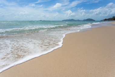 Güneşli gökyüzü olan tropik plajdan deniz manzarası. Koh Samui adasının yaz cenneti plajı. Tropikal sahil. Tayland 'da tropik deniz. Ufukta bulutlar olan egzotik yaz plajı. Okyanus kumsalı, rahatla, dışarı çık.