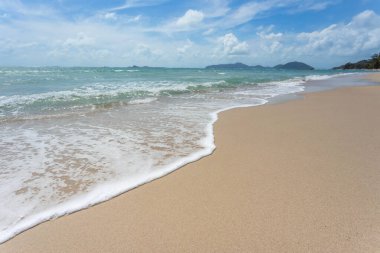 Güneşli gökyüzü olan tropik plajdan deniz manzarası. Koh Samui adasının yaz cenneti plajı. Tropikal sahil. Tayland 'da tropik deniz. Ufukta bulutlar olan egzotik yaz plajı. Okyanus kumsalı, rahatla, dışarı çık.
