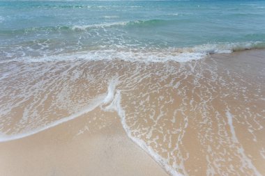 Güneşli gökyüzü olan tropik plajdan deniz manzarası. Koh Samui adasının yaz cenneti plajı. Tropikal sahil. Tayland 'da tropik deniz. Ufukta bulutlar olan egzotik yaz plajı. Okyanus kumsalı, rahatla, dışarı çık.