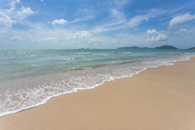 Güneşli gökyüzü olan tropik plajdan deniz manzarası. Koh Samui adasının yaz cenneti plajı. Tropikal sahil. Tayland 'da tropik deniz. Ufukta bulutlar olan egzotik yaz plajı. Okyanus kumsalı, rahatla, dışarı çık.