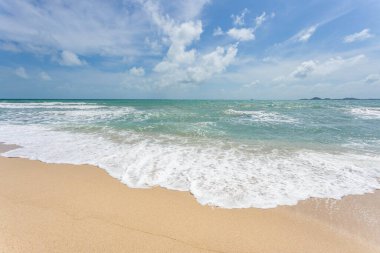 Güneşli gökyüzü olan tropik plajdan deniz manzarası. Koh Samui adasının yaz cenneti plajı. Tropikal sahil. Tayland 'da tropik deniz. Ufukta bulutlar olan egzotik yaz plajı. Okyanus kumsalı, rahatla, dışarı çık.