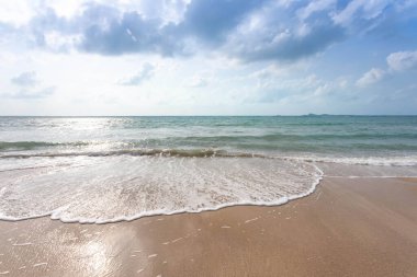 Güneşli gökyüzü olan tropik plajdan deniz manzarası. Koh Samui adasının yaz cenneti plajı. Tropikal sahil. Tayland 'da tropik deniz. Ufukta bulutlar olan egzotik yaz plajı. Okyanus kumsalı, rahatla, dışarı çık.