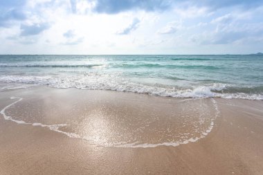 Güneşli gökyüzü olan tropik plajdan deniz manzarası. Koh Samui adasının yaz cenneti plajı. Tropikal sahil. Tayland 'da tropik deniz. Ufukta bulutlar olan egzotik yaz plajı. Okyanus kumsalı, rahatla, dışarı çık.
