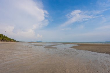 Akşamları Bangsaen plajı. Covid-19 durumundan dolayı çok az insan..