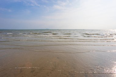 Akşamları Bangsaen plajı. Covid-19 durumundan dolayı çok az insan..
