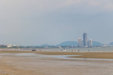 Akşamları Bangsaen plajı. Covid-19 durumundan dolayı çok az insan..
