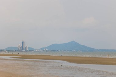 Akşamları Bangsaen plajı. Covid-19 durumundan dolayı çok az insan..