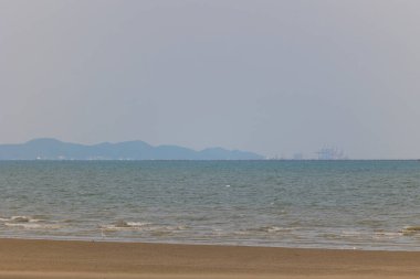 Akşamları Bangsaen plajı. Covid-19 durumundan dolayı çok az insan..