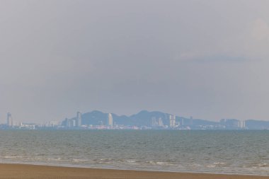 Akşamları Bangsaen plajı. Covid-19 durumundan dolayı çok az insan..