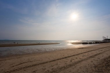 Akşamları Bangsaen plajı. Covid-19 durumundan dolayı çok az insan..