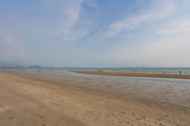 Akşamları Bangsaen plajı. Covid-19 durumundan dolayı çok az insan..