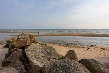 Akşamları Bangsaen plajı. Covid-19 durumundan dolayı çok az insan..