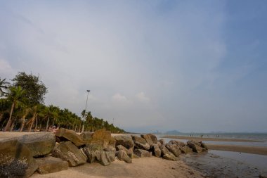 Akşamları Bangsaen plajı. Covid-19 durumundan dolayı çok az insan..