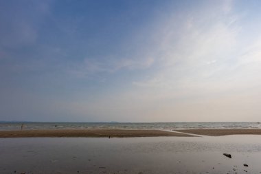 Akşamları Bangsaen plajı. Covid-19 durumundan dolayı çok az insan..