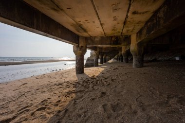Akşam vakti Bangsaen Sahili 'nin girişinin altında Covid-19 durumu yüzünden çok az insan vardı.