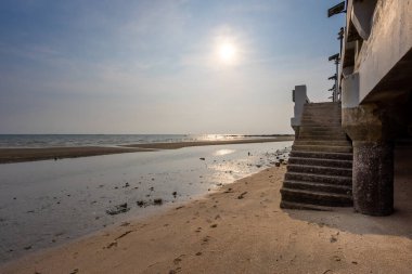 Akşam vakti Bangsaen Sahili 'nin girişinin altında Covid-19 durumu yüzünden çok az insan vardı.