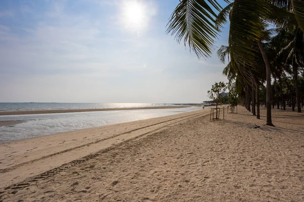 Bangsaen Plaży Godzinach Wieczornych Niewielu Ludzi Powodu Sytuacji Covid — Zdjęcie stockowe