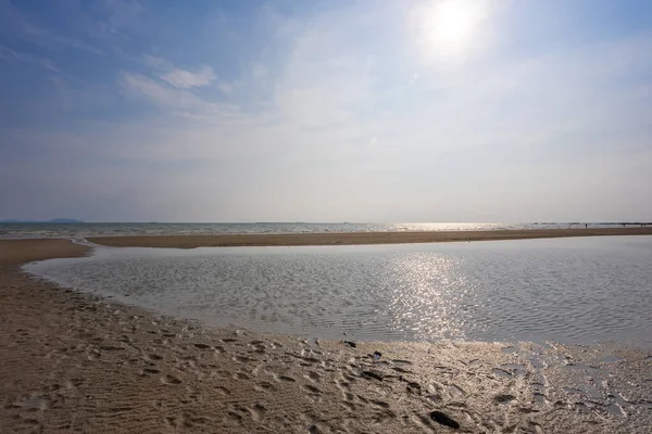 Akşamları Bangsaen plajı. Covid-19 durumundan dolayı çok az insan..