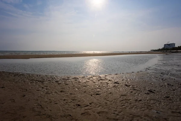 Akşamları Bangsaen plajı. Covid-19 durumundan dolayı çok az insan..