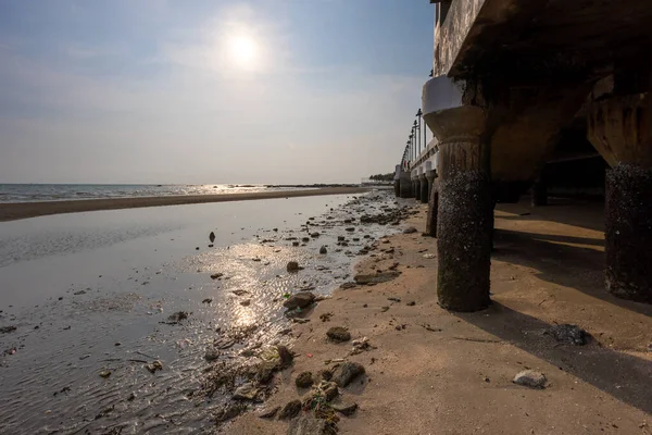 Akşam vakti Bangsaen Sahili 'nin girişinin altında Covid-19 durumu yüzünden çok az insan vardı.