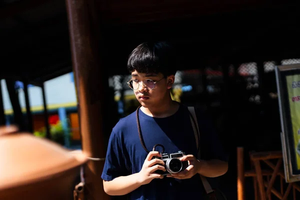 Asian Teenage Boys Holds Vintage Film Camera Take Pictures Tourist — Stock Photo, Image