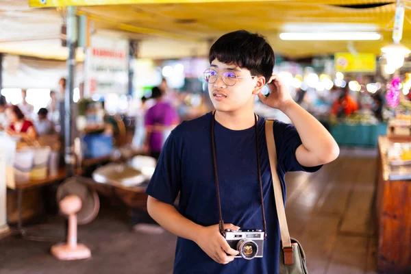 Asiatico Adolescenti Ragazzi Tiene Vintage Pellicola Fotocamera Scattare Foto Attrazioni — Foto Stock