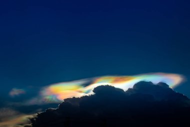 Doğal fenomen, ışığın akşamları kırıldığı gökyüzü..