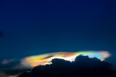 Doğal fenomen, ışığın akşamları kırıldığı gökyüzü..