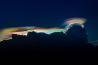 Doğal fenomen, ışığın akşamları kırıldığı gökyüzü..