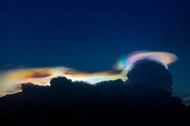 Doğal fenomen, ışığın akşamları kırıldığı gökyüzü..