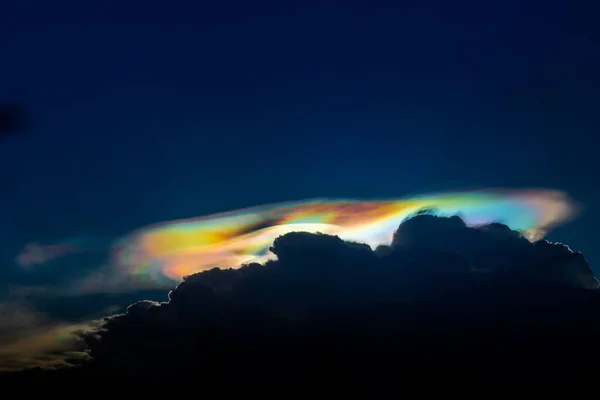 Naturalne Zjawisko Niebo Gdzie Światło Załamuje Się Wieczorem — Zdjęcie stockowe