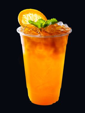 Portakal suyuyla karıştırılmış buzlu çay, portakal dilimleri ve izole edilmiş nane yaprakları..