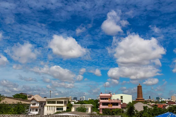 Blå himmel bakgrund med moln — Stockfoto