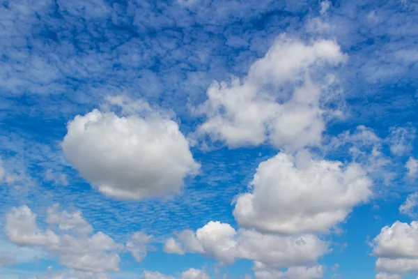 Modrá obloha pozadí s mraky — Stock fotografie