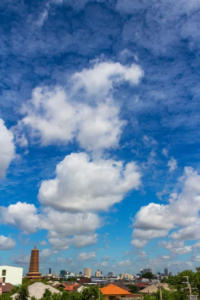 Blå himmel bakgrund med moln — Stockfoto