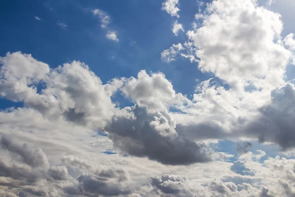 Blauwe lucht achtergrond met wolken — Stockfoto