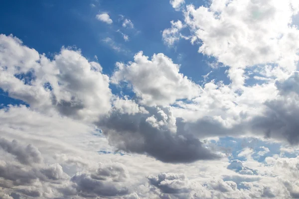 Blauwe lucht achtergrond met wolken — Stockfoto