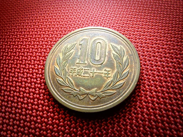 Dinero japonés, moneda de plata, yen —  Fotos de Stock