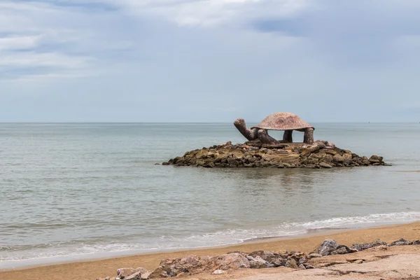 Seaside pavilion sköldpadda form i södra thailand — Stockfoto