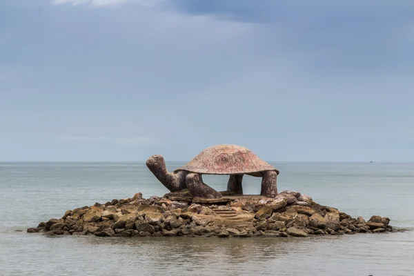 Seaside pavilion sköldpadda form i södra thailand — Stockfoto