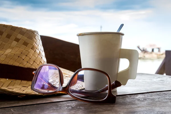 Copo de papel de café na mesa de madeira à beira-mar — Fotografia de Stock