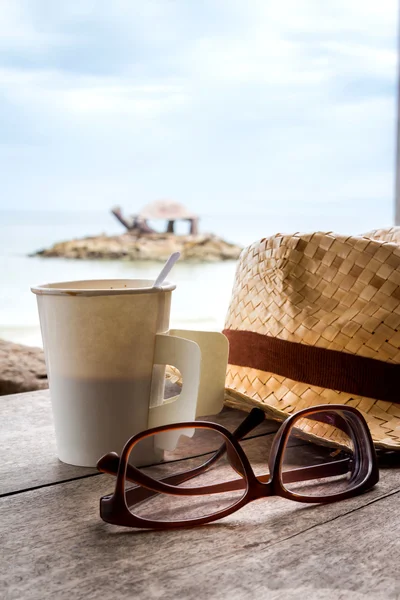 Papier tasse de café sur table en bois au bord de la mer — Photo