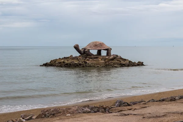 Přímořské pavilon želv tvar na jihu Thajska — Stock fotografie